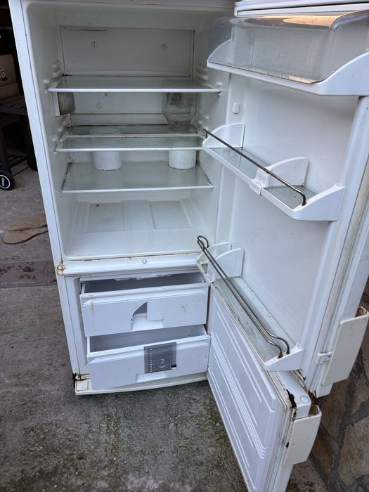 Продавам хладилник либхер