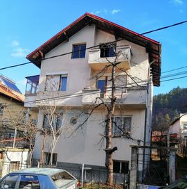 Продава се къща на два етажа в град Кюстендил