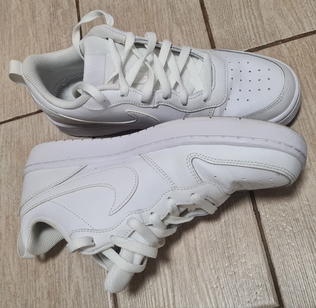 Vând adidasi Nike albi marimea 40