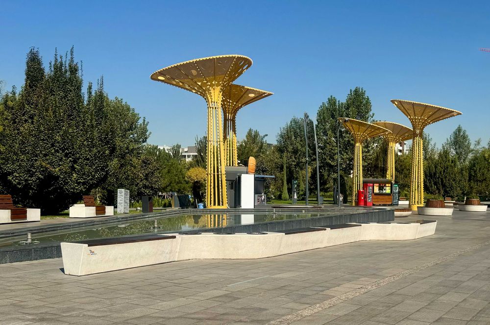 Декоративные садовые скамейки и урны