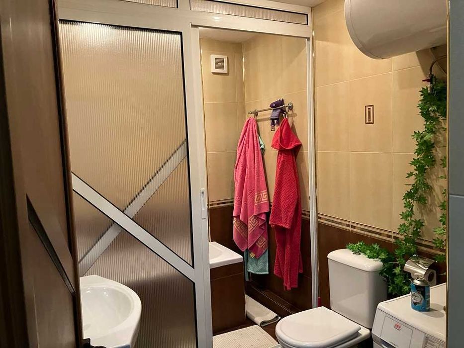 Продавам обзаведен тристаен апартамент