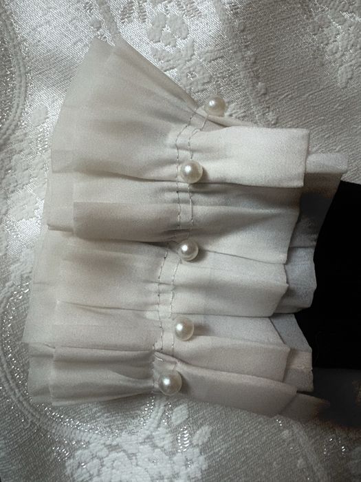 Елегантна дамска блуза с перли – стил и блясък за всеки повод