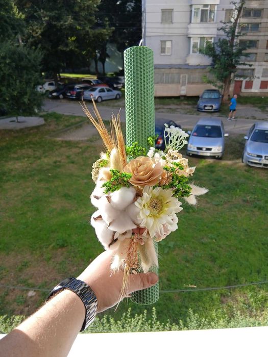 Lumanare de botez lucrata manual din ceara de albine tip fagure.