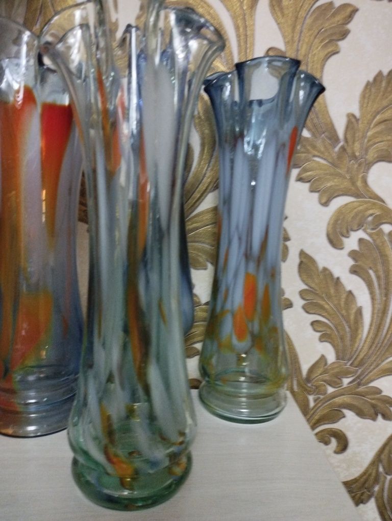 Высокие вазы , цветное стекло