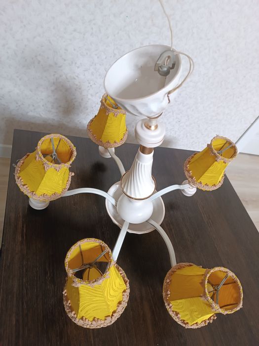 Продам люстру недорого