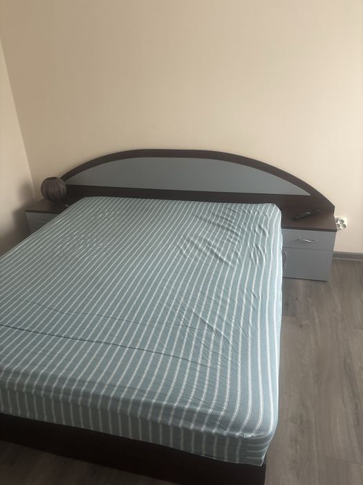 Спалня с матрак и две нощни шкафчета