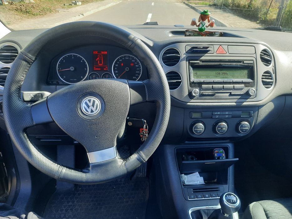 Vand VW Tiguan 2.0 TDI 4x4 XENON cu carte de service