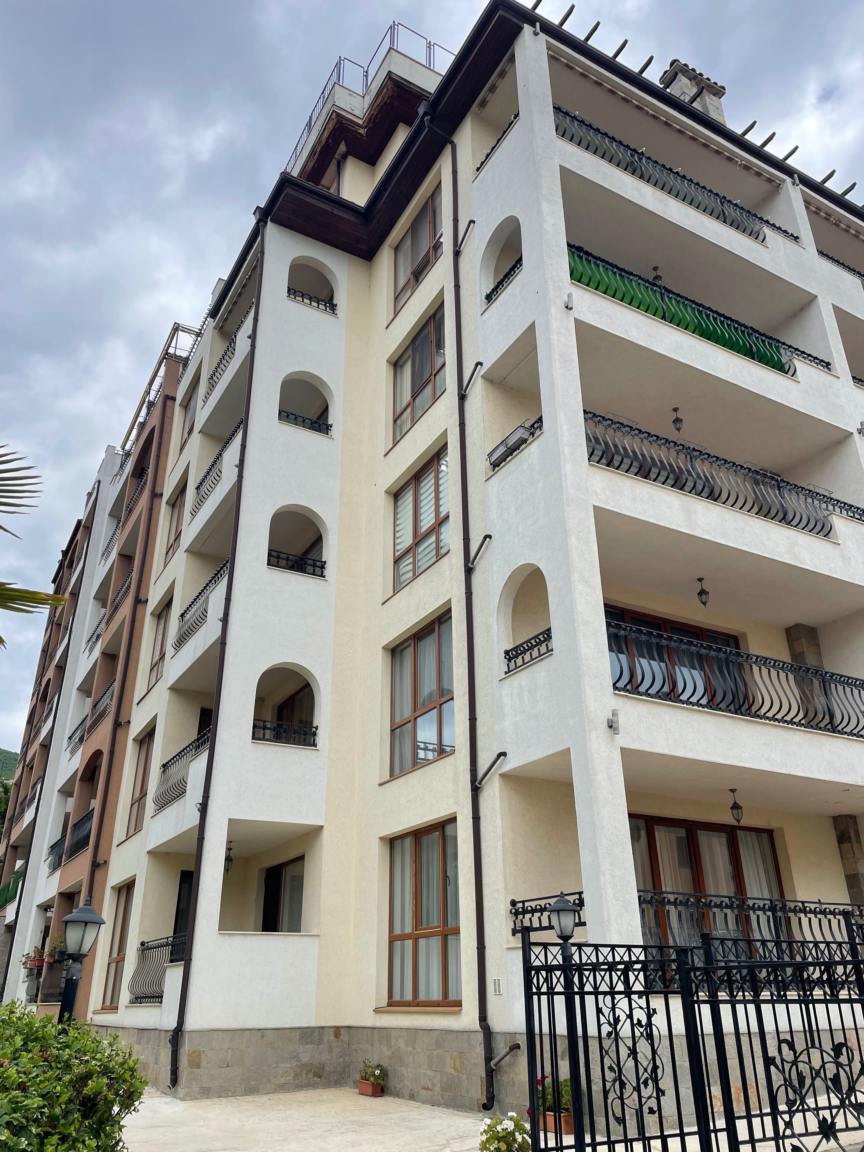 Продава се тристаен обзаведен апартамент в Свети Влас