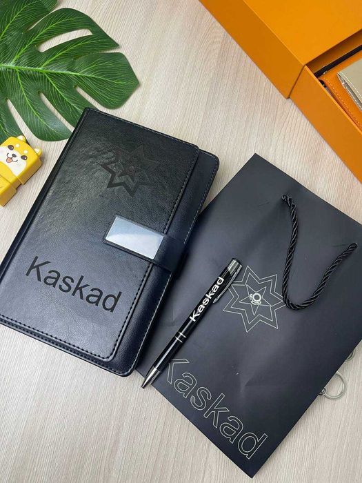 Корпоративные подарки — именной блокнот и ручка с логотипом