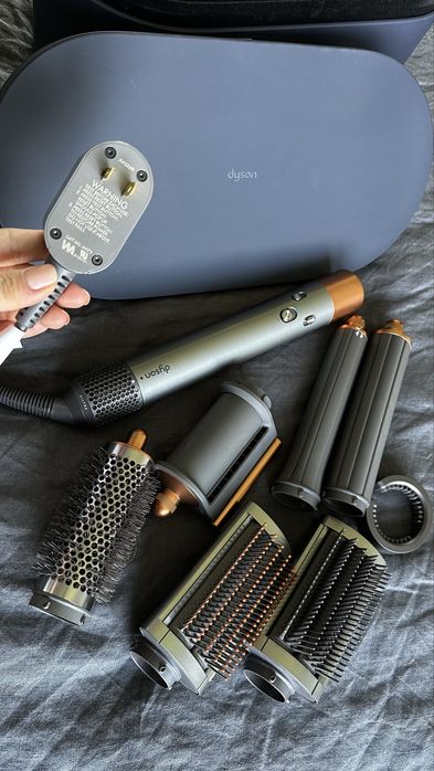 Dyson Airwrap achizitionat SUA