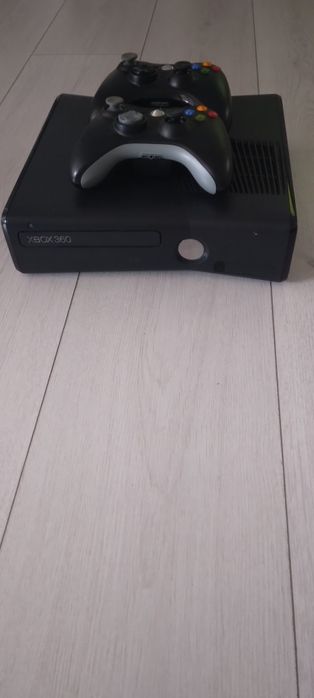 Xbox 360 slim + 2 controlere
