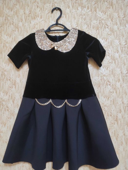 Әйел адамның және кішкентай қыздың көйлектері сатылады