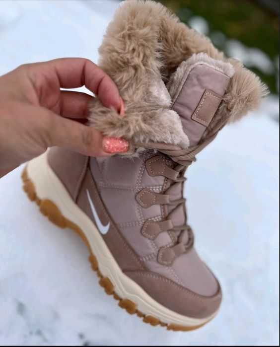 Дамски апрески с пух