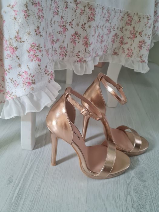 Sandale cu toc cui