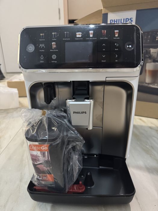 Espressor Automat Philips 5500 LatteGo – Alb Crom – Nou și Sigilat