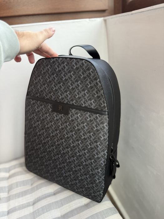 Tommy Hilfiger rucsac de oras unisex cu logo gravat in fata negru nou