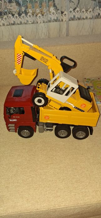 Mașină cu excavator