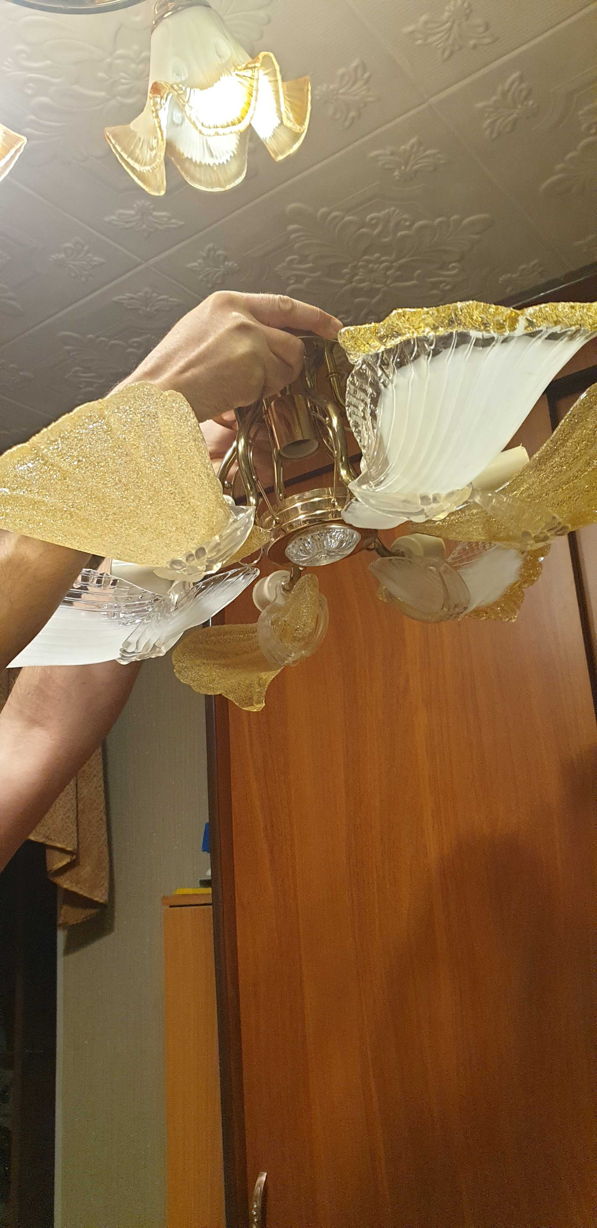 Продам новую люстру. Рн Билайна по ул. Ауэзова.