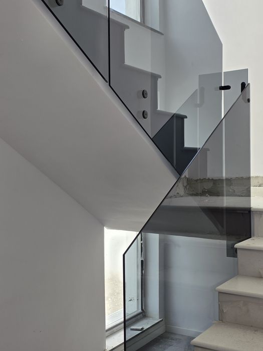 Balustrade din sticlă clară sau colorată securizată sau laminată