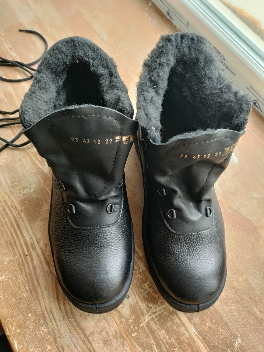 Продаю спец обувь зимняя новая