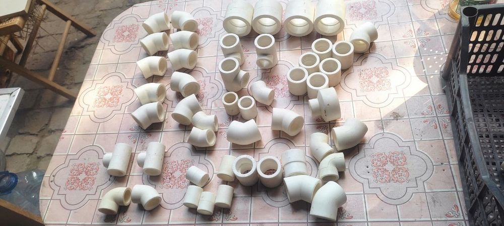 Пластиковые угольники и т.д..