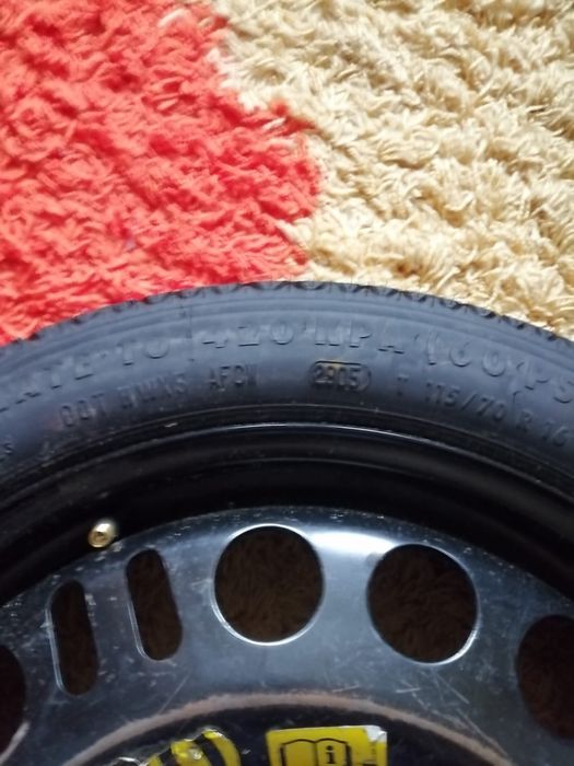 Vând roată de rezervă ingusta cu cauciuc nou. Jenanta este pe 16