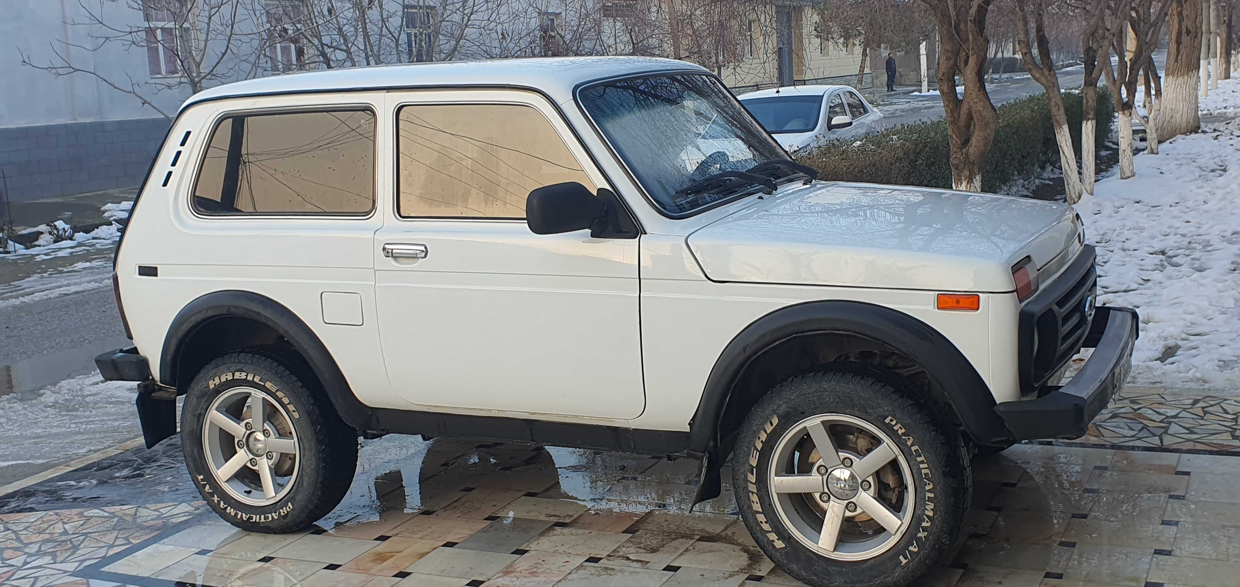 Lada Niva 4x4.               .