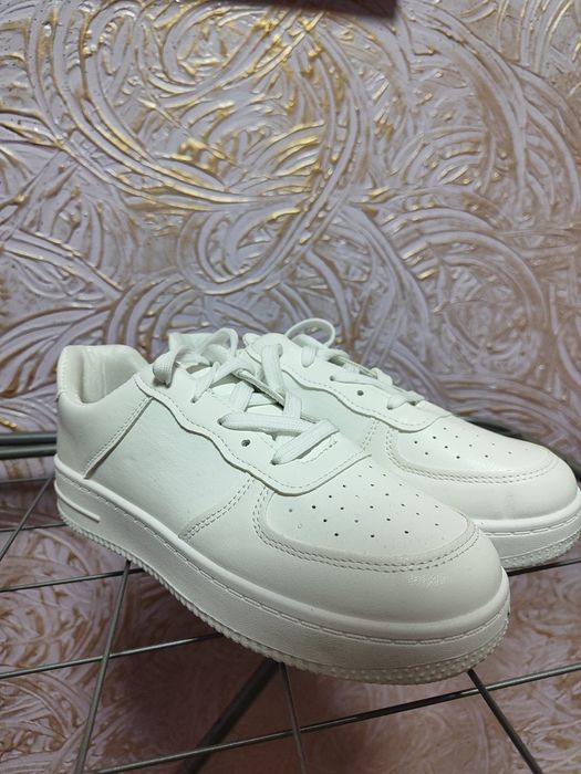 Продам новые кеды белые