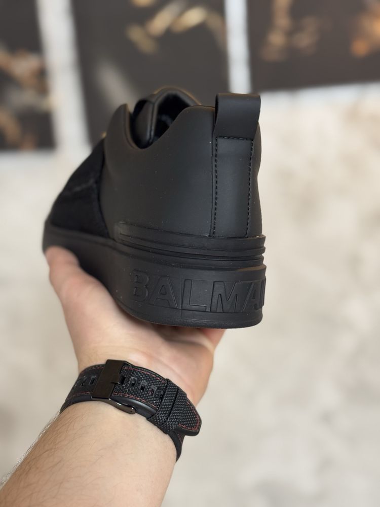 Adidasi Barbati Balmain Black & Gold!