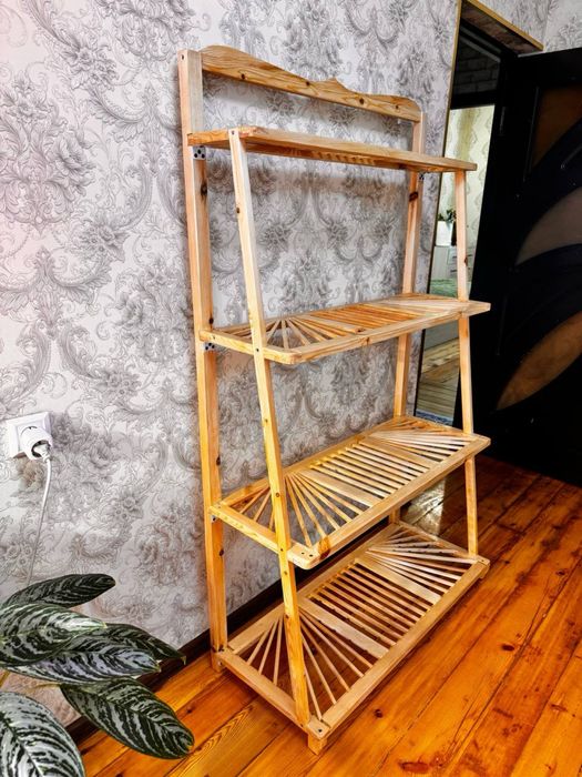 Стеллажи и полки для растений