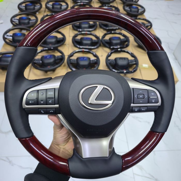 На любой лексус есть руль. Для всех LEXUS подойдёт. Штекер подойдёт