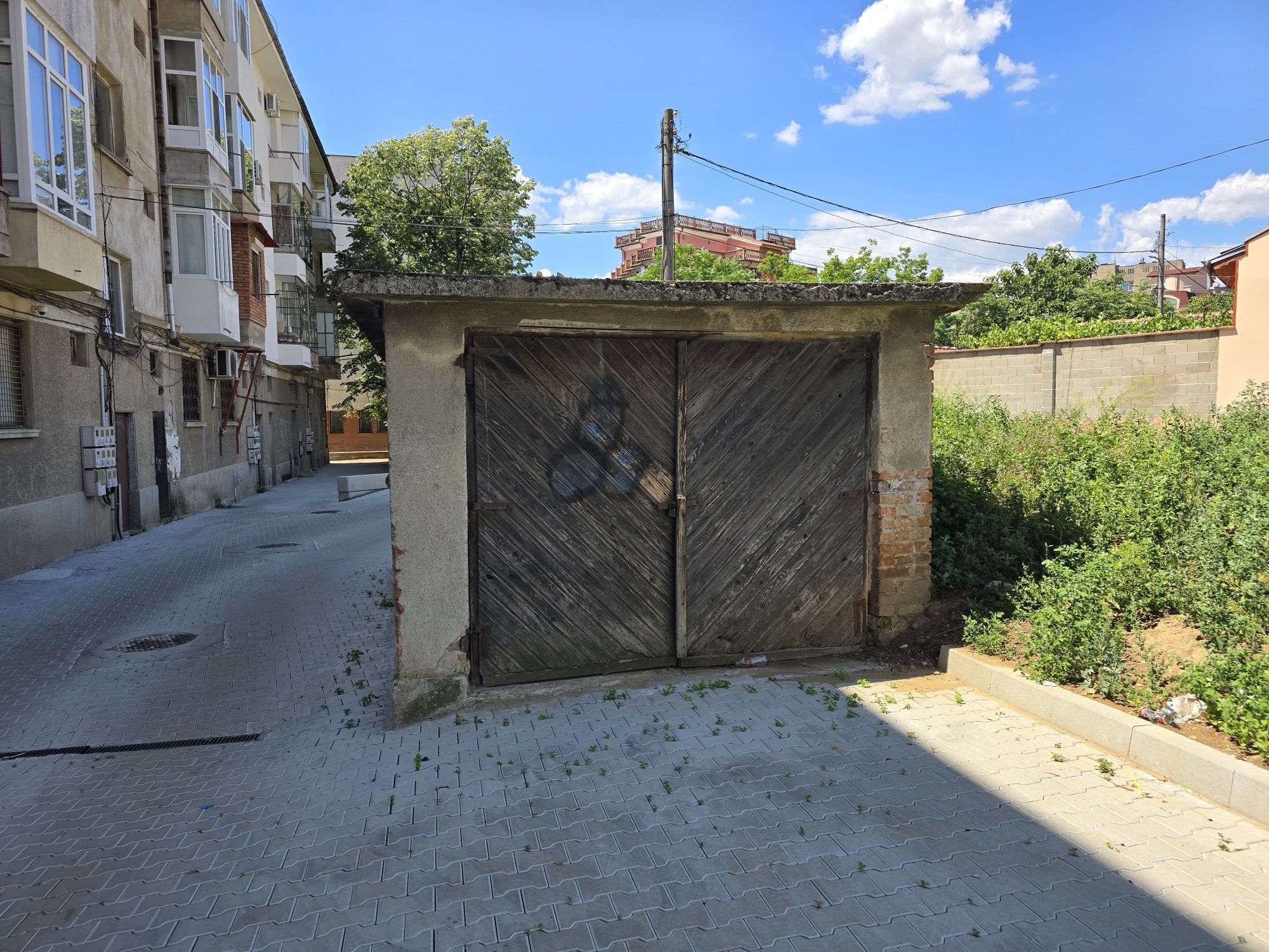 Гараж в централната част на гр.Казанлък
