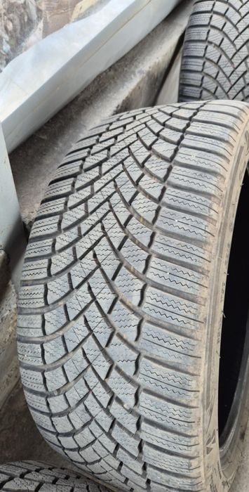 235 40 18 Bridgestone зимни гуми 4 броя 7.5мм грайфер дот 2019