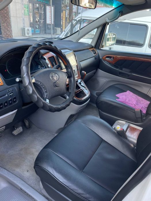 Toyota alphard sotiladi