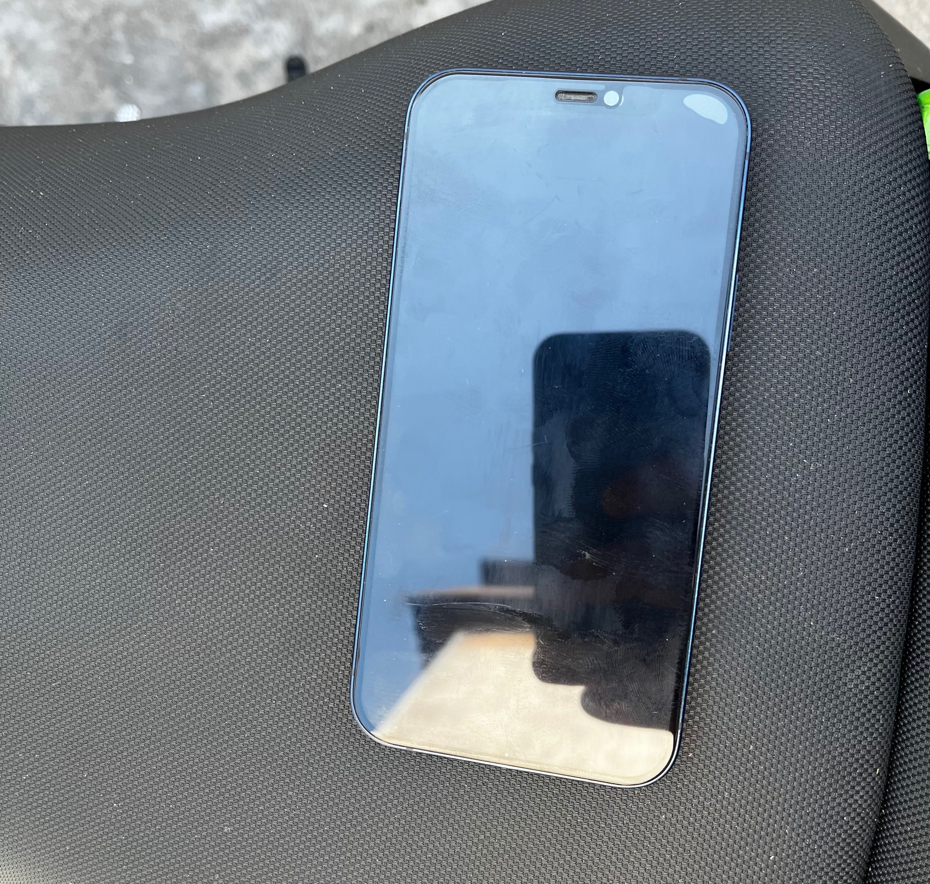 Продавам iPhone 12