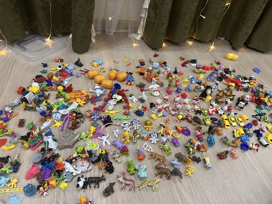 Киндер игрушки пакетом за все 8000 фигурки, машинки, герои