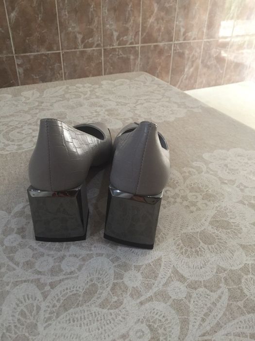 Продается новые туфли фирма sister star 37 размер