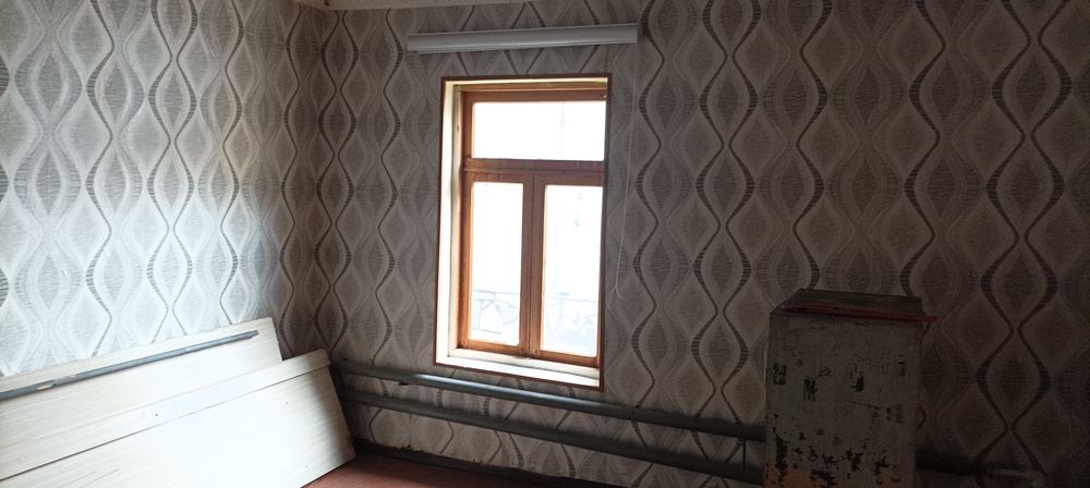 Uy sotiladi. Hovli, cherdak va podvalli.