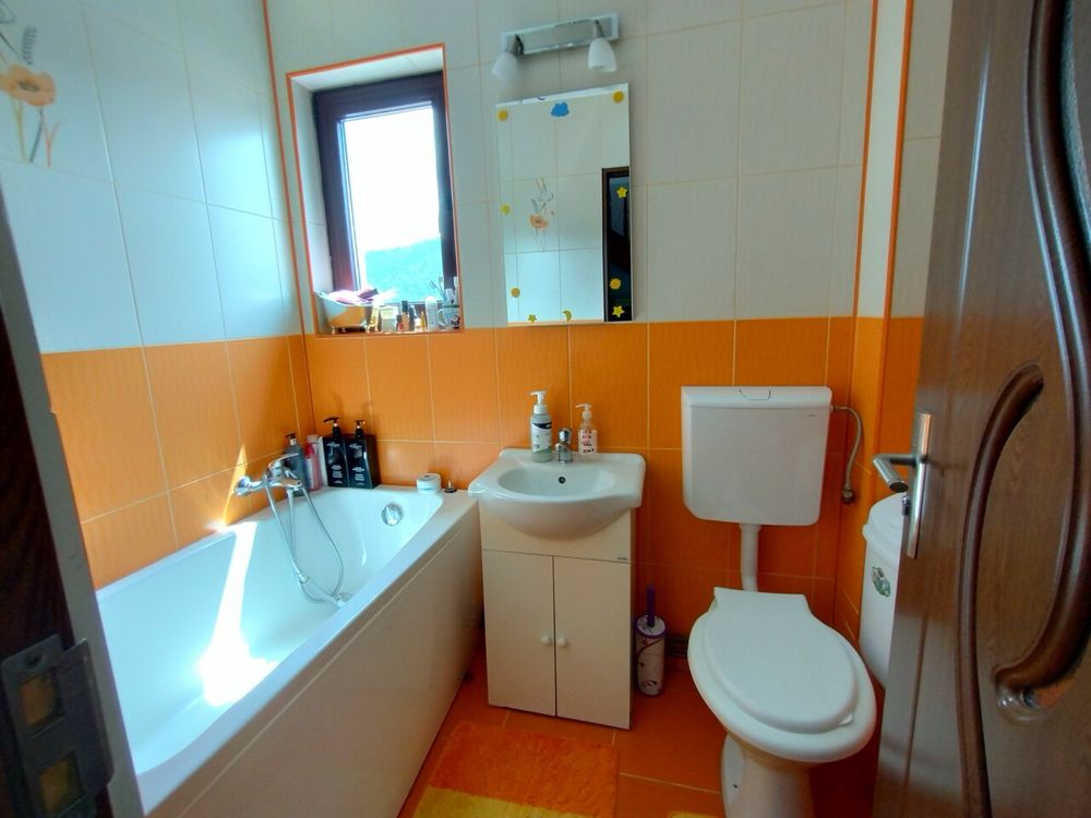 Apartament cu mansardă + 2 balcoane în vilă – gata de mutat