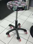 scaun hairstylist reglabil pe inaltime