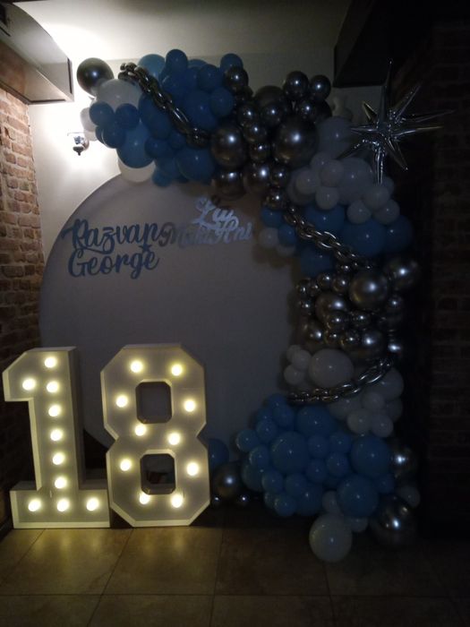 Realizez decoruri de baloane