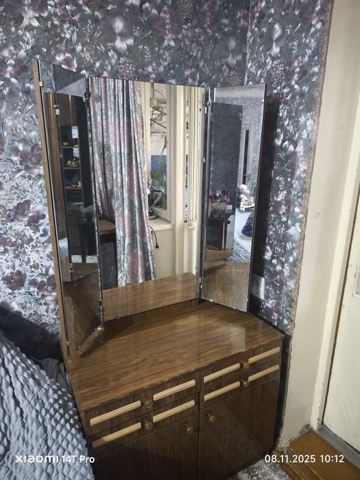 Продается трюмо с зеркалом