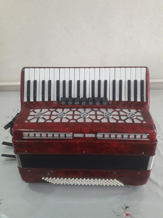 Аккордеон   "Стюарт"   сотилади.