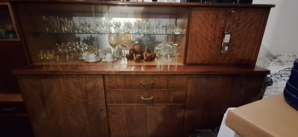 ПОДАРЯВАМ  бюфет с витрина