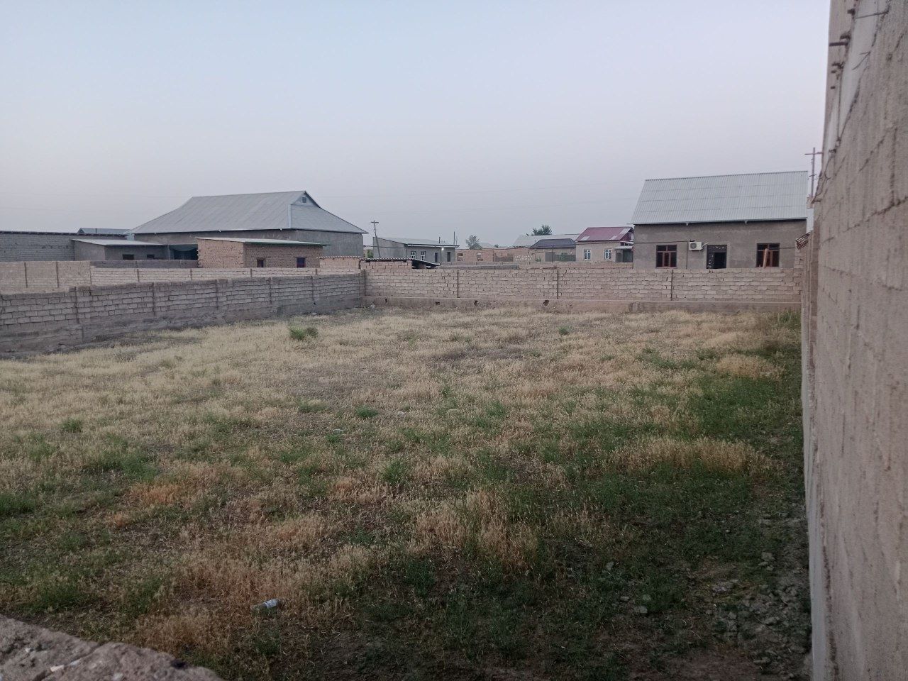 Qarshi shahridan yer sotiladi hovli devor oʻralgan