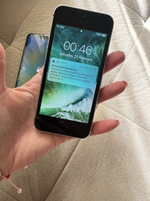Iphone X и iphone SE,подходящи за части.