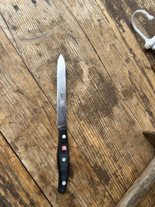 Doua cutite, Zwilling si Pradel!