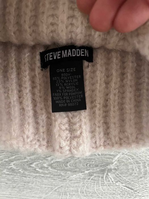 Vand caciula noua Steve Madden cu continut de lana