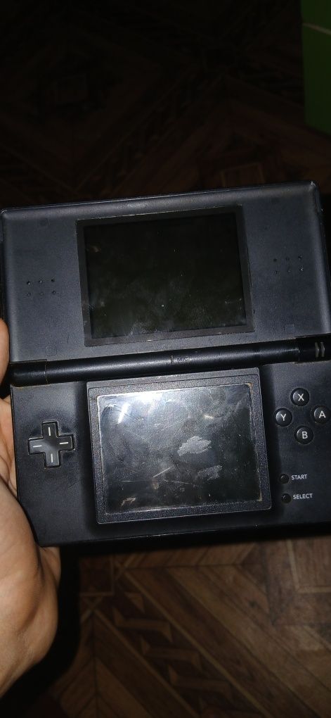 Nintendo ds lite 16/1 sotiladi holati alo ishlatilmagan uncha
