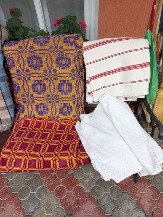 Farfurii diferite, plus diverse obiecte vechi din lemn, țesături, l